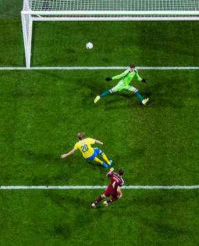 Sveriges Ola Toivonen kvitterar för Sverige till 1-1 bakom Rysslands målvakt Igor Akinfeev uppvaktad av Rysslands Sergei Ignashevich