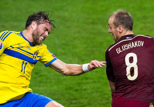 Sveriges Johan Elmander i en nickduell med Rysslands Denis Glushakov