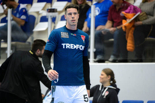 Koldings Kim Andersson värmer upp innan handbollsmatchen i