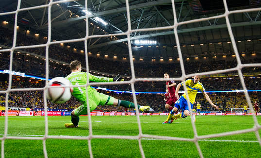 Sveriges Ola Toivonen skjuter in 1-1 bakom Rysslands målvakt Igor Akinfeev