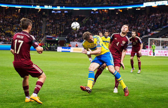 Rysslands Oleg Shatov och Sergei Ignashevich utmanas av Sveriges Johan Elmander