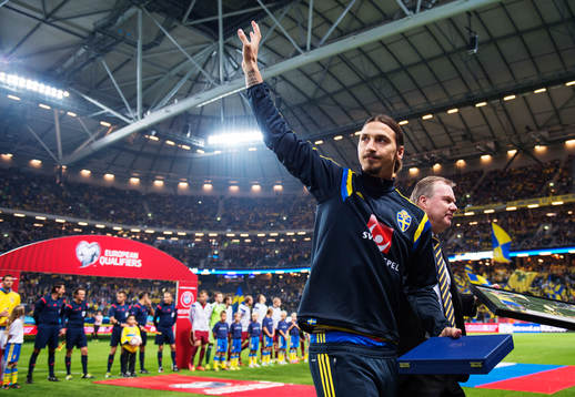 Sveriges Zlatan Ibrahimovic vinkar till publiken efter att ha mottagit en bok och en tavla från Svenska Fotbollförbundets ordförande Karl-Erik Nilsson med anledning av att han gjort 50 mål