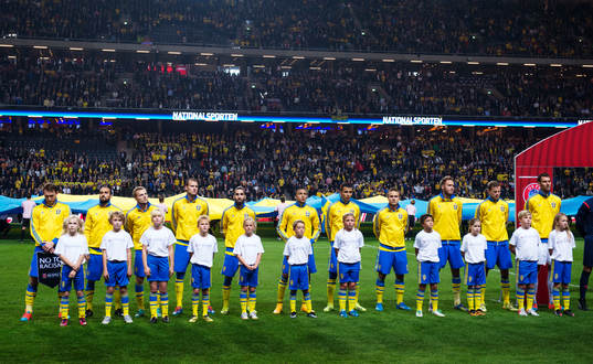 Knattar framför Sveriges spelare