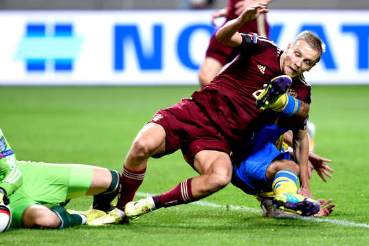 Sveriges Jimmy Durmaz fälls av Rysslands Igor Smolnikov och Sverige får straff