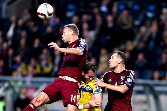 Sveriges Johan Elmander och Rysslands Sergei Ignashevich och Vasili Berezutski