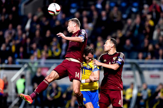 Sveriges Johan Elmander och Rysslands Sergei Ignashevich och Vasili Berezutski