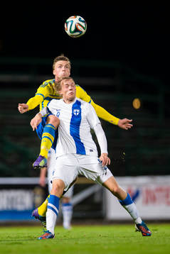 Sveriges Carl Johansson i kamp med Finlands Kimmo Hovi