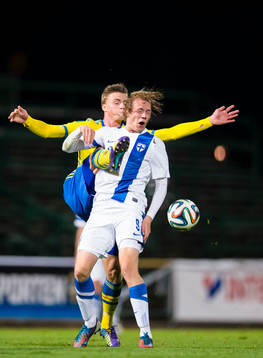 Sveriges Carl Johansson i kamp med Finlands Kimmo Hovi