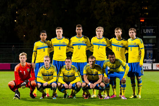 Sveriges P19 landslag poserar på ett lagprträtt. Från ö.v. Hosam Aiesh, Carl Johansson, Emil Bellander, Carl Starfelt, Jesper Karlström, Darijan Bojanic, nedre vänster, målvakt Anton Cajtoft, Otto Eriksson, Jesper Manns, Pontus Nordenberg och Niclas Eliasson