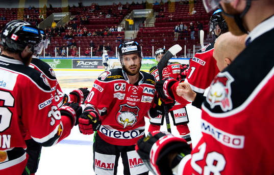 Malmö Redhawks Mattias Persson gratuleras