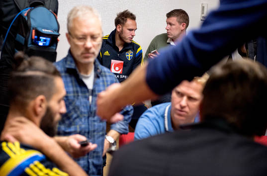 Sveriges Andreas Granqvist och Jimmy Durmaz intervjuas av den svenska pressen