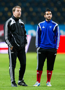 Liechtensteins förbundskapten René Pauritsch och Michele Polverino tittar upp mot det öppna taket