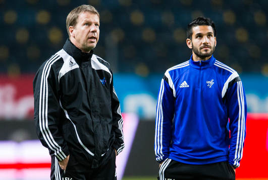 Liechtensteins förbundskapten René Pauritsch och Michele Polverino tittar upp mot det öppna taket