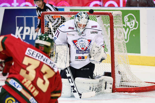 Frölundas Elias Fälth med ett skot på Linköpings David