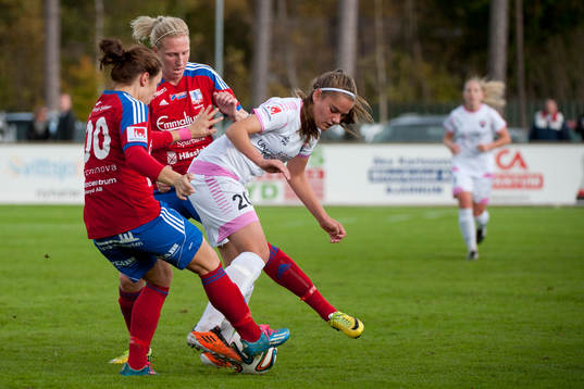 Vittsjös Sandra Adolfsson försöker stoppa Rosengårds Sarah Mellouk