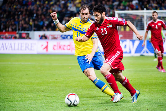 Sveriges Johan Elmander och Liechtensteins Michele Polverino