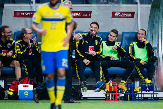Sveriges Zlatan Ibrahimovic skrattar på bänken