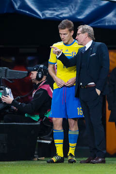 Sveriges förbundskapten Erik Hamrén ger Pontus Wernbloom instruktioner