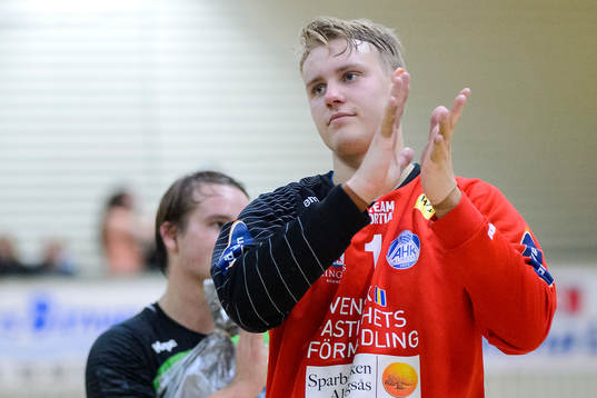 Alingsås målvakt Rickard Frisk tackar publiken