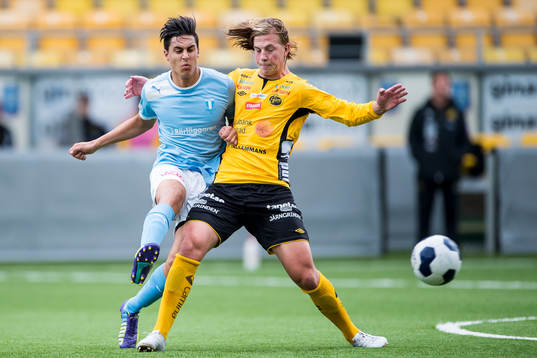 Malmö FFs Isak Redzic och Elfsborgs Simon Olsson i kamp
