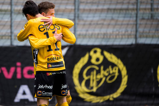 Elfsborgs Arian Kabashi jublar och kramas om av Mattias