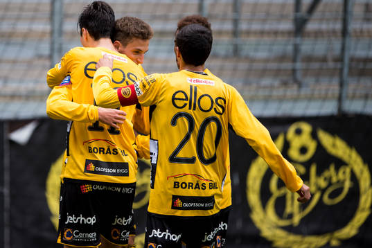 Elfsborgs Arian Kabashi kramas om efter att ha gjort 1-0