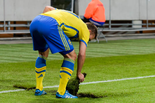 Sveriges Pierre Bengtsson lägger tillbaka en stor grästuva