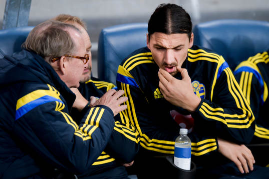 Sveriges läkare Leif Swärd pratar med Zlatan Ibrahimovic