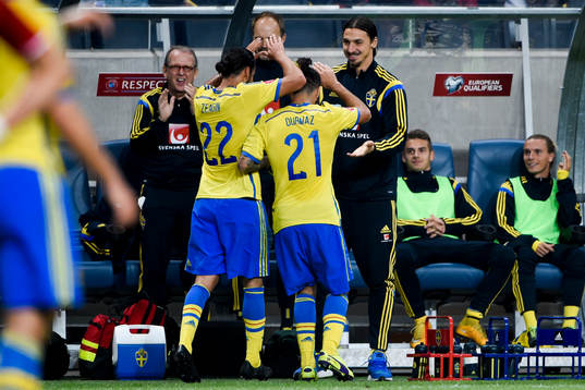 Sveriges Erkan Zengin och Jimmy Durmaz springer mot bänken där Zlatan Ibrahimovic tar emot dom och jublar efter 1-0 genom Erkan Zengin