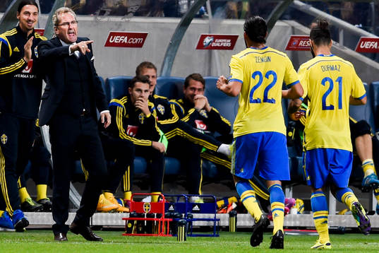 Sveriges Erkan Zengin och Jimmy Durmaz springer mot bänken där Zlatan Ibrahimovic och förbundskapten Erik Hamrén väntar efter 1-0 genom Erkan Zengin