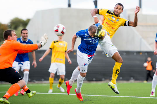 Lunds Salif Camara Jönsson gör 1-0 i kamp med Trelleborgs Robin Jakobsson och målvakt Fredrik Persson