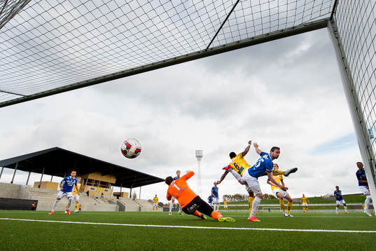 Lunds Salif Camara Jönsson gör 1-0 bakom Trelleborgs målvakt Fredrik Persson i kamp med Robin Jakobsson