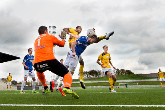 Lunds Salif Camara Jönsson gör 1-0 bakom Trelleborgs målvakt Fredrik Persson i kamp med Robin Jakobsson