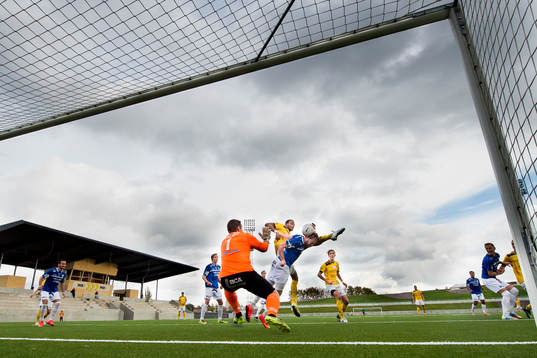 Lunds Salif Camara Jönsson gör 1-0 bakom Trelleborgs målvakt Fredrik Persson i kamp med Robin Jakobsson