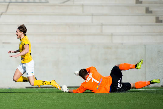 Trelleborgs målvakt Fredrik Persson fäller Lunds Tobias Lewicki och det döms straff