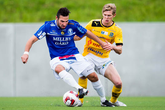 Trelleborgs Alexander Nilsson i kamp med Lunds Fritiof Björkén