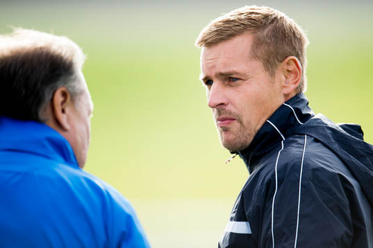 Trelleborgs tränare Jimmie Olsson pratar med Lunds tränare Nils-Erik Persson