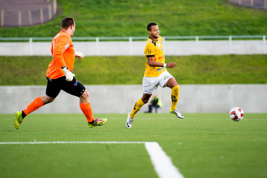 Trelleborgs målvakt Fredrik Persson är långt utanför straffområdet när Lunds Salif Camara Jönsson rundar honom men missar
