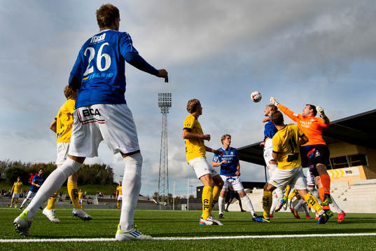 Trelleborgs målvakt Fredrik Persson boxar bort ett inlägg