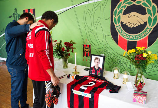 Brommapojkarnas Gabriel Özkan och Serge-Junior Martinsson Ngouali i lagets klubblokal på Grimsta IP efter att spelaren Pontus Segerström avlidit