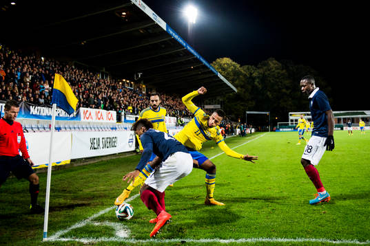 Sveriges Isaac Kiese Thelin kämpar nere vid hörnflaggan mot Frankrikes Kingsley Coman och Gianelli Imbula Wanga