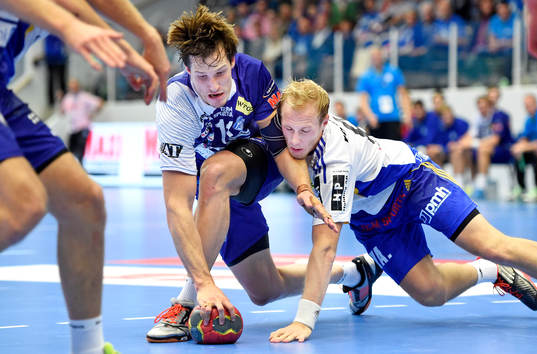 Alingsås Fredrik Teern och Ystads Jakob Nygren i kamp om