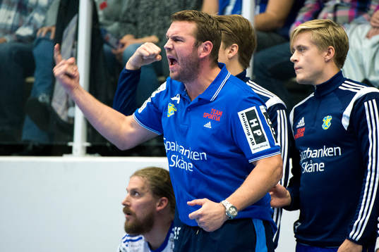 Ystads tränare Sebastian Seifert gestikulerar