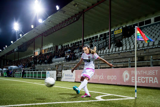 Rosengårds Marta Viera Da Silva slår en hörna när hörnflaggorna är prideflaggor i regnbågens färger när FC Rosengård möter ryska laget Ryazans
