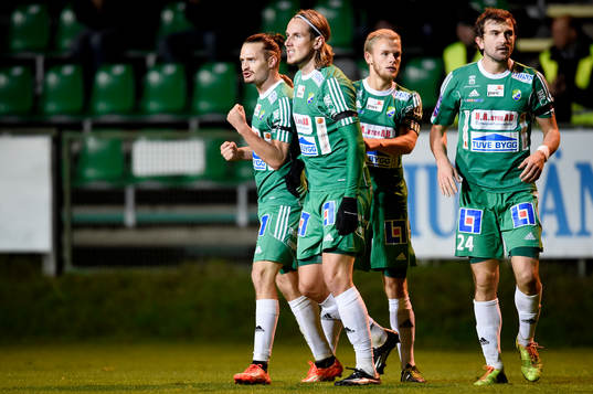 Ljungskiles Jonas Lindberg firar han gjort 1-1 med Niclas