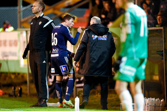 Husqvarnas Peter Gitselov lämnar planen efter han fått rött kort