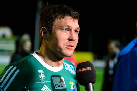 Ljungskiles Hannes Stiller blir intervjuad