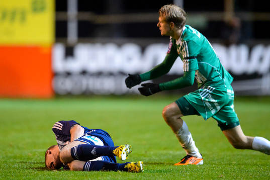 Husqvarnas Johan Karlefjärd ligger skadad på planen