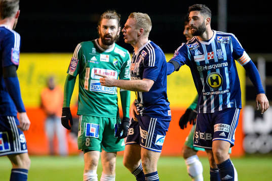 Husqvarnas Johan Karlefjärd gestikulerar mot domaren