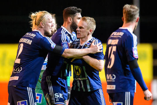 Husqvarnas Johan Karlefjärd motas bort från domaren av sina lagkamrater